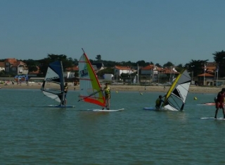  适合各个级别的风帆冲浪和趣味滑板